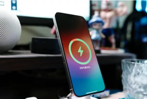 宜黄苹果15换屏服务分享用什么充电器给iPhone15充电更好 